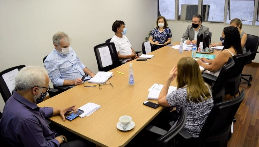 foto de sala com representantes sindicais em reunião com o secretário de educação 