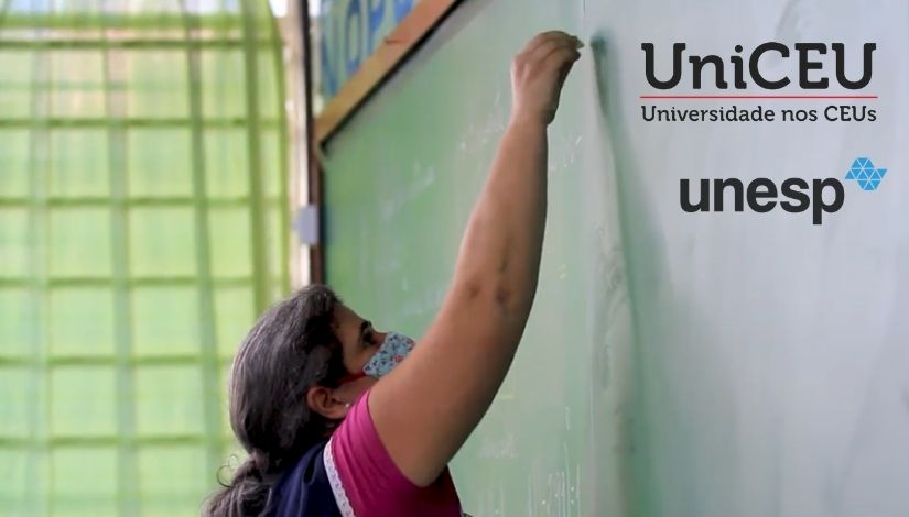 Imagem mostra uma professora usando máscara, ela está escrevendo na lousa da sala de aula. No canto superior direito, as logomarcas da UniCEU (Universidade nos CEUs) e da UNESP.