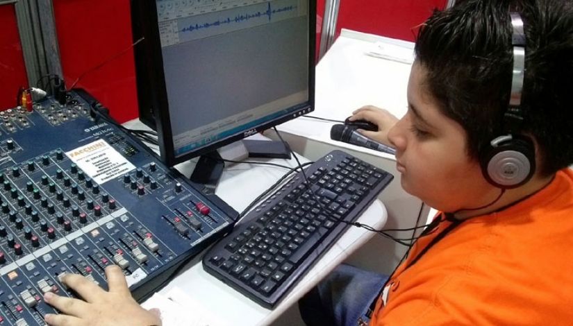 Estudante do Imprensa Jovem opera equipamentos de rádio.