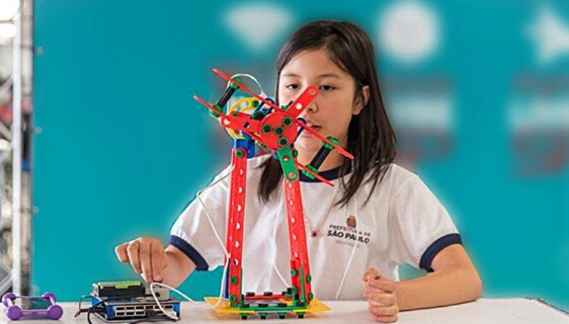 Imagem de uma menina com sua construção tecnológica.