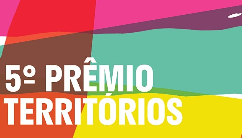 Imagem com mosaico colorido ao fundo com o texto: 5º Prêmio Territórios