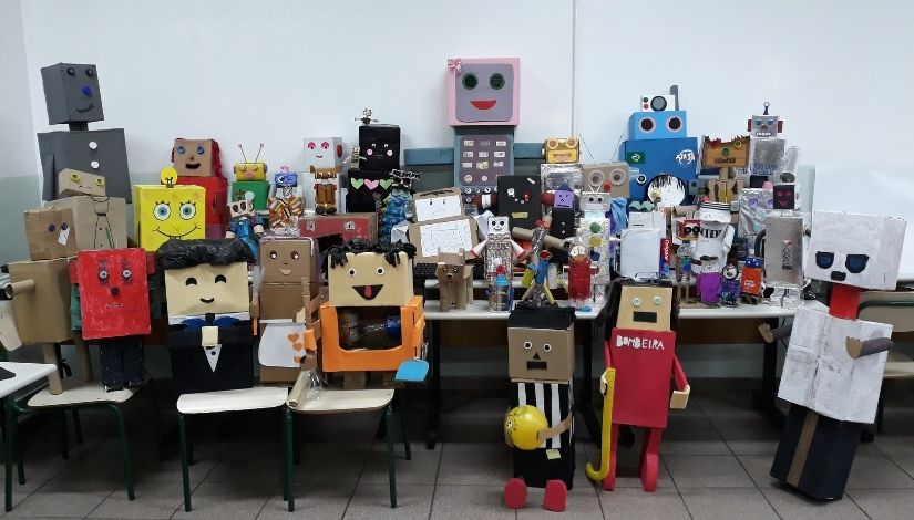 foto de diversos protótipos de robôs feitos com materiais reciclaveis