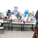 Professora Renata e os robôs produzidos pelos estudantes