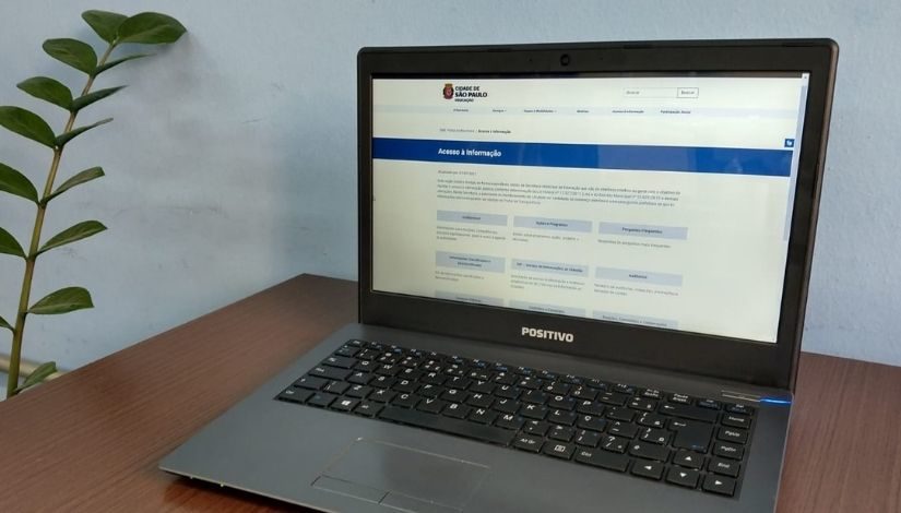 foto de um notebook na teala da página de Acesso à Informação do portal da SME