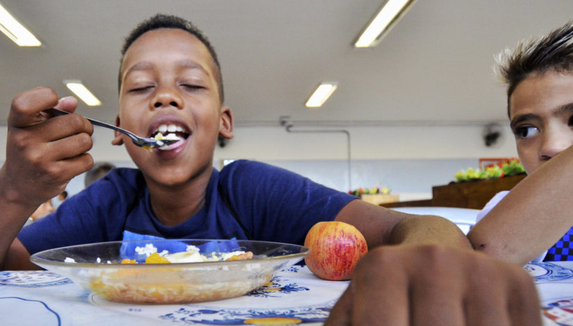 Fotografia de crianças se alimentando