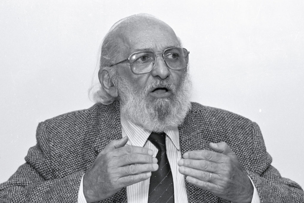 Centenário de Paulo Freire relembre a história e trajetória do educador na SME Secretaria