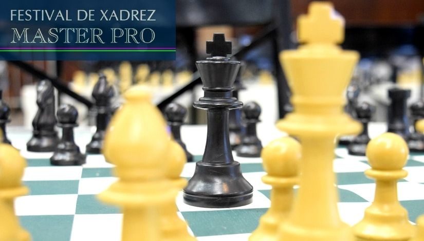 Tabuleiro de xadrez com diversas peças nas cores amarela e preta. Faixa com o texto "Festival de Xadrez Master Pro"