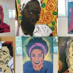 Telas pintadas por estudantes com retratos de personalidades que compõem a exposição "US MITUS".