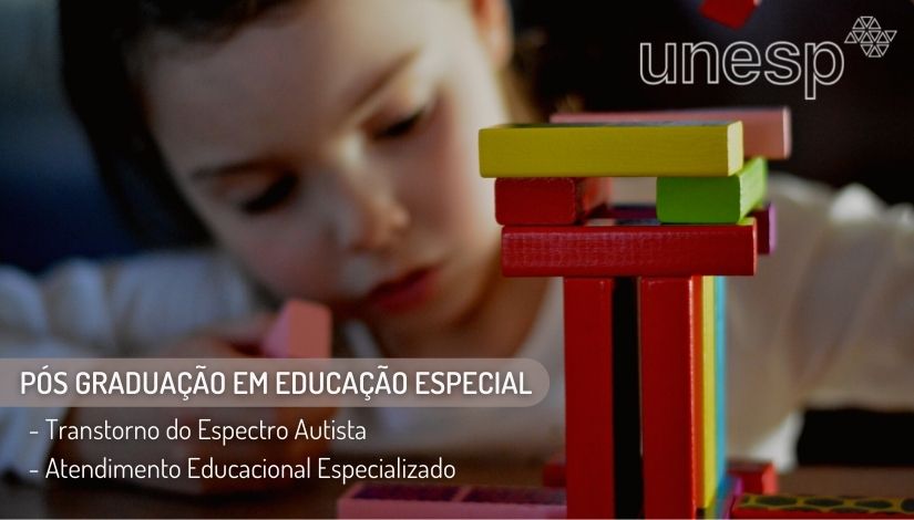 Fotografia de criança mexendo com blocos de madeira coloridos. Pós graduação em educação especial - transtorno do Espectro Autista e Atendimento Educacional Especializado