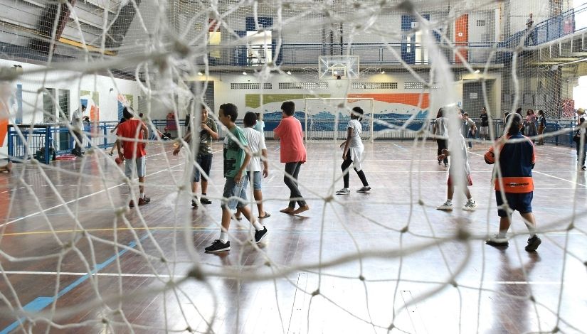 Prefeitura entrega cobertura da quadra esportiva da Escola Orlando