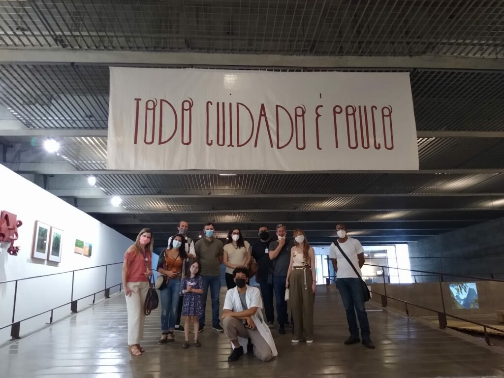 Grupo de pessoas posando pra foto no interior do MUBE