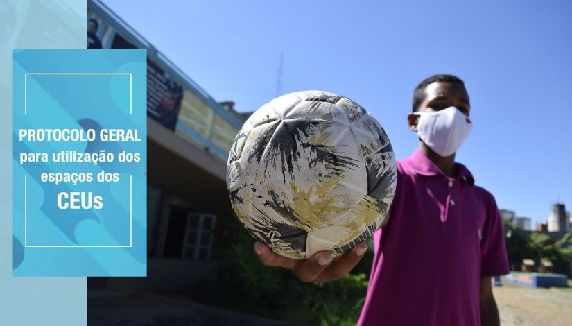 Garoto usando máscr segura uma bola de futebol na frente de um prédio do CEU. Protocolo Geral para uso dos espaços dos CEUs