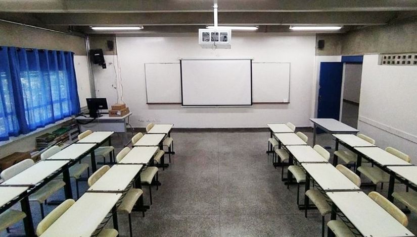 Fotografia de uma sala de aula com equipamentos digitais