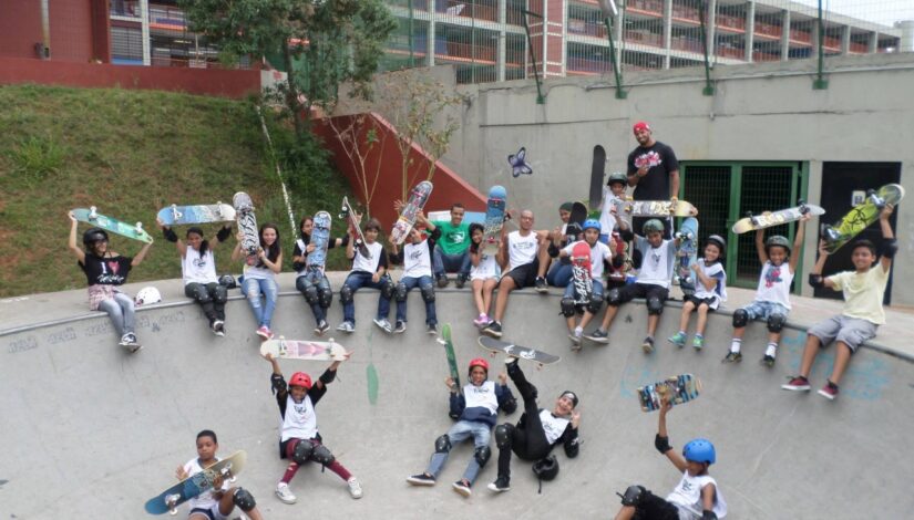 Um curso gratuito de skate para crianças no skatepark de