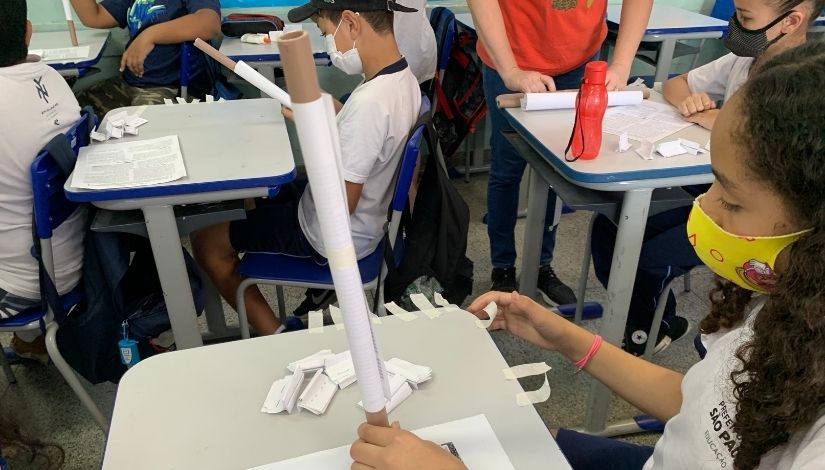 Estudante construindo seu foguete.