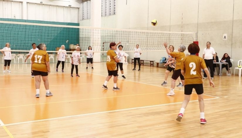 foto de mulheres idosas jogando volei em uma quadra poliesportiva