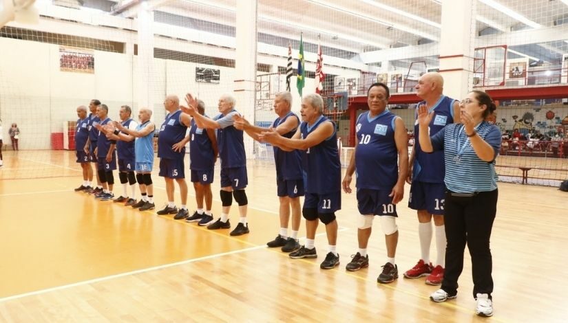 Grupo de homens idosos em uma quadra poliesportiva