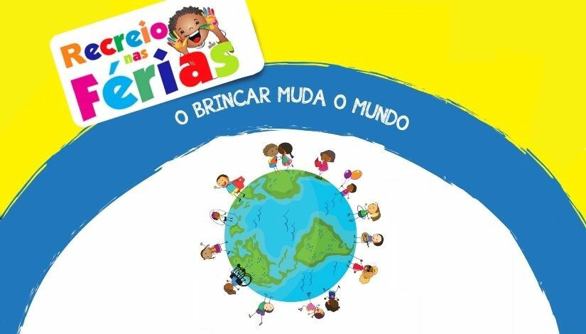 Imagem com um arco azul claro e amarelo, no centro as figuras de um globo terrestre cercado de crianças. Segue com a logomarca 'Recreio nas Férias' e o texto 'O brincar mudo o mundo'.
