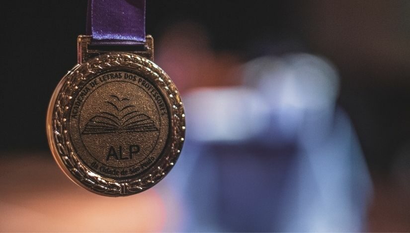 Fotografia com uma medalha escrito 