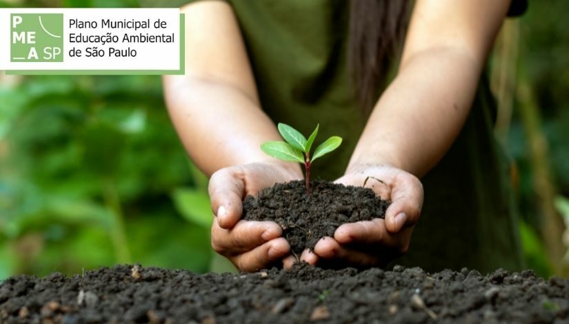 Fotografia fragmentada mostra os braços de uma pessoa e nas mãos segura terra com uma plantinha. Na parte de baixo há terra e o fundo é verde, como se fosse a mata. No canto superior esquerdo está escrito 