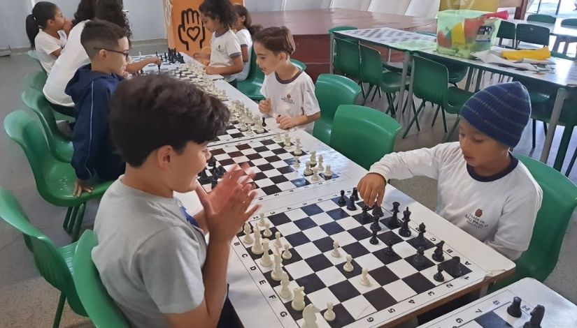 Aulas de xadrez engajam estudantes que vão confeccionar seus