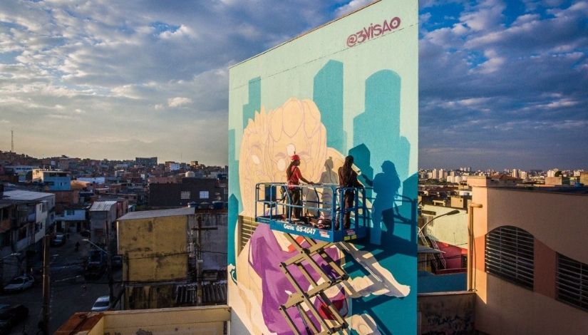 Imagem aérea da empena com um Grafite com 128 metros quadrados no CEU Heliopolis