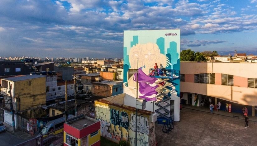 Imagem aérea da empena de um Grafite com 128 metros quadrados no CEU Heliopolis