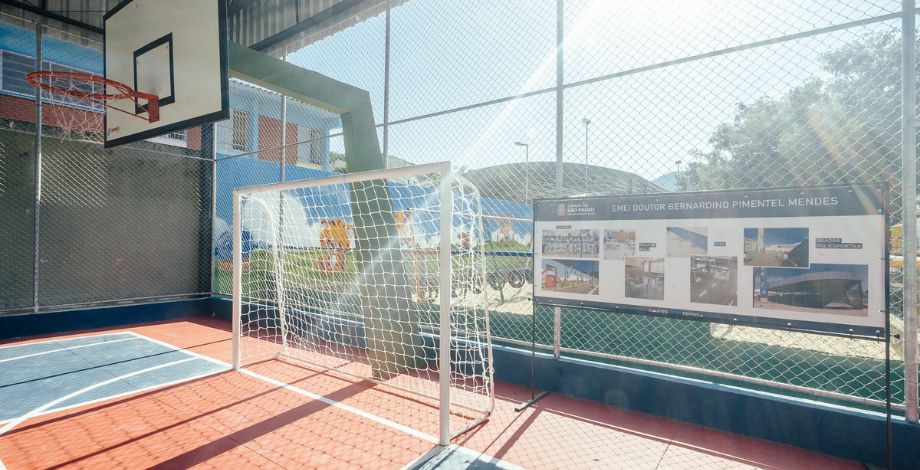 fotografia de quadra poliesportiva coberta em uma escola