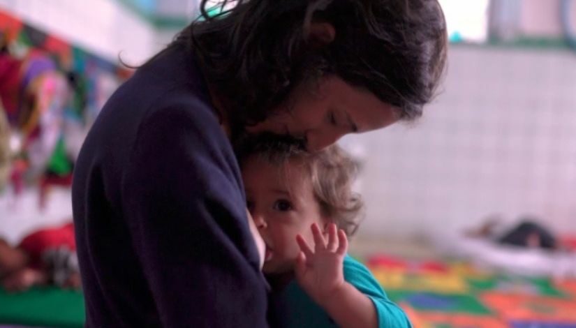 Fotografia de uma mãe amamentando seu bebê.