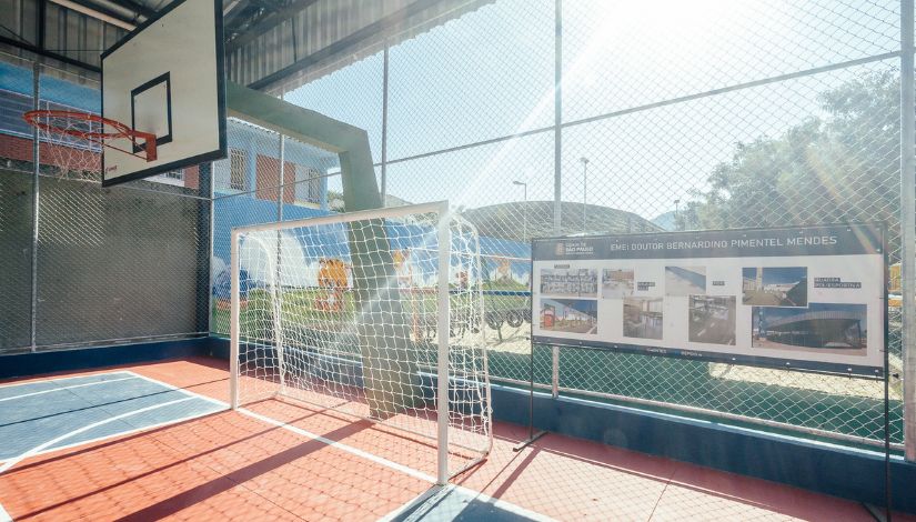 fotografia de quadra poliesportiva coberta em uma escola