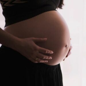 fotografia de uma barriga de uma mulher grávida