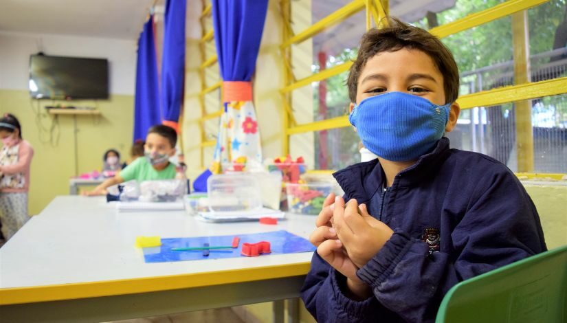 estudante da educação infantil brincando em sala de aula