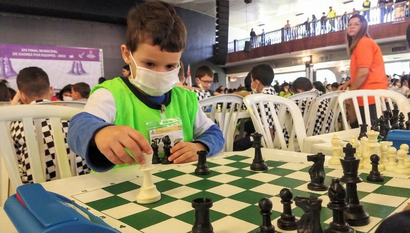 fotografia de estudantes participande de competição de xadrez 