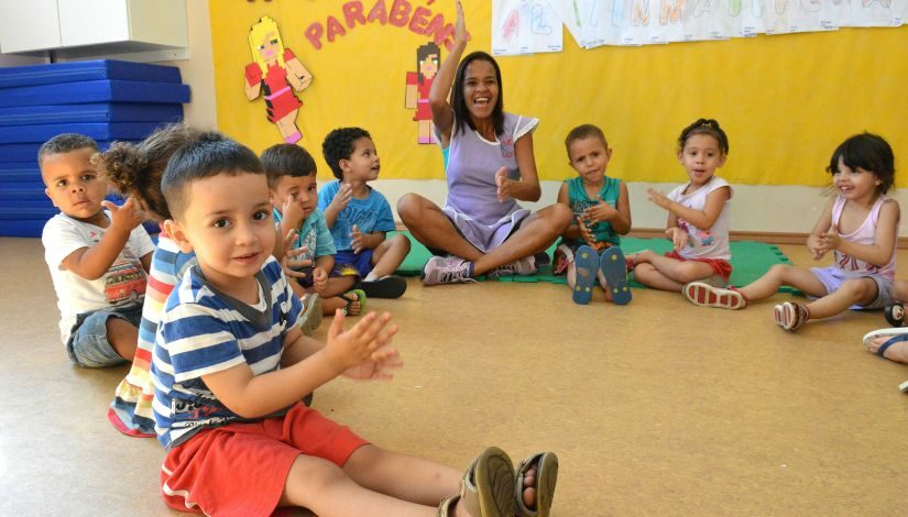 fotografia de professora com crianças de educação Infantil