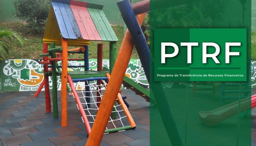 Foto de um parque escolar, com casinha de madeira. Ao lado, o logotipo do PTRF