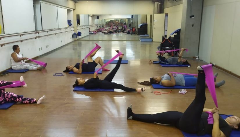 Aulas de pilates ajudam a combater o sedentarismo em turma de EJA