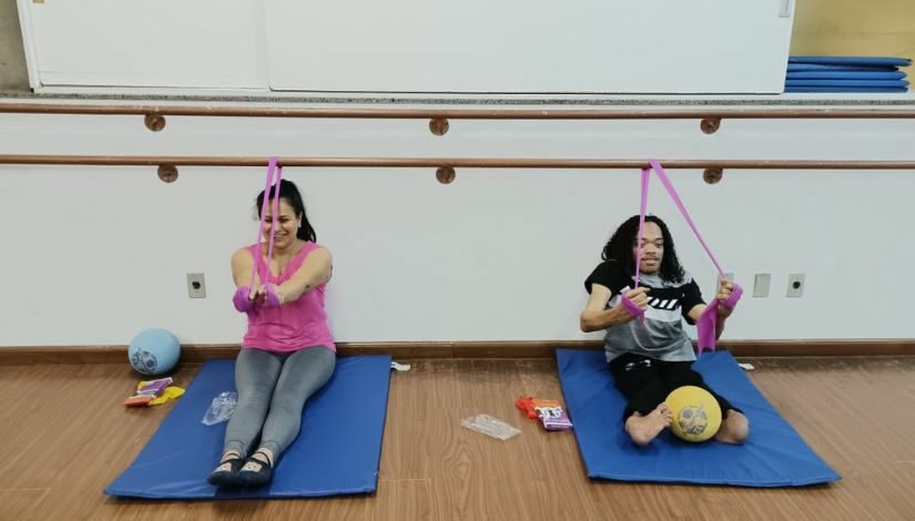 Educadora dá aulas de pilates para estudantes da EJA