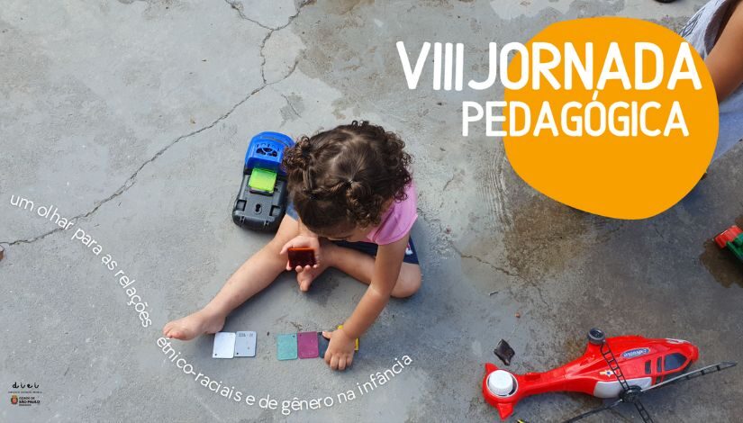 Fotografia de uma criança brincando no chão com cartas e carrinhos. Segue com o textoVIII Jornada Pedagógica - um olha para as relações étnico-raciais e de gênero na infância