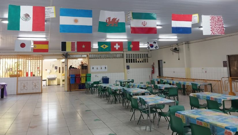 Bandeira dos países que participam da Copa do Mundo enfeitam refeitório da escola