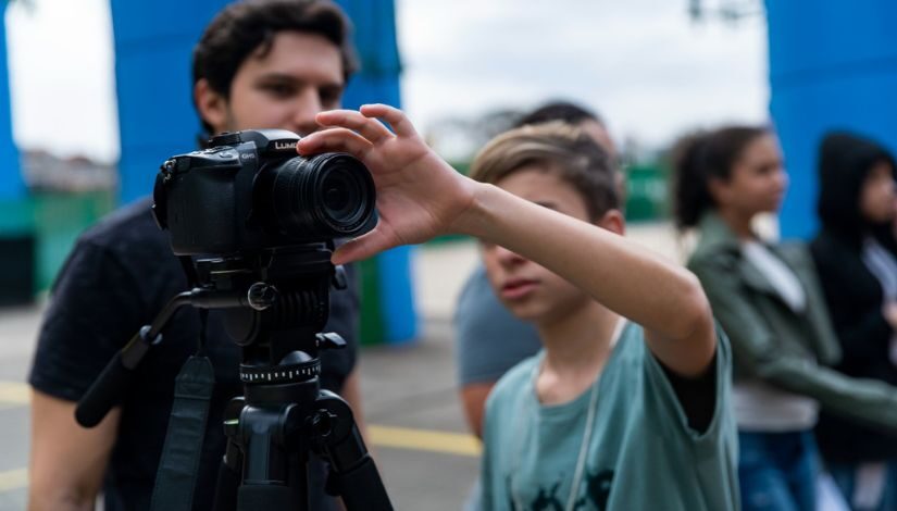 Estudantes surdos fazem filmagens utilizando câmera filmadora - Cinema 