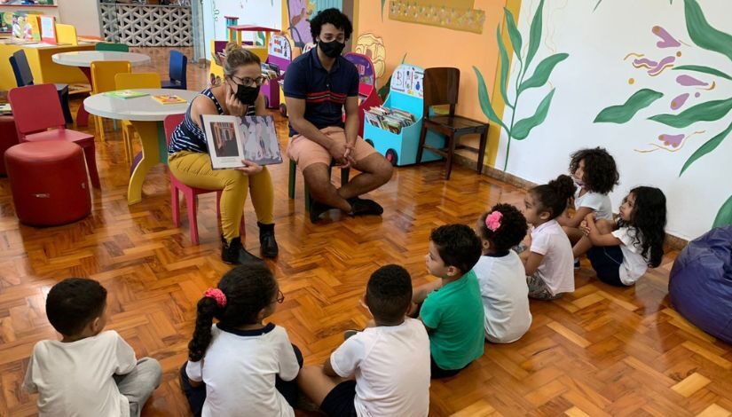 Mediação de leitura realizada pela bibliotecária Charlene.