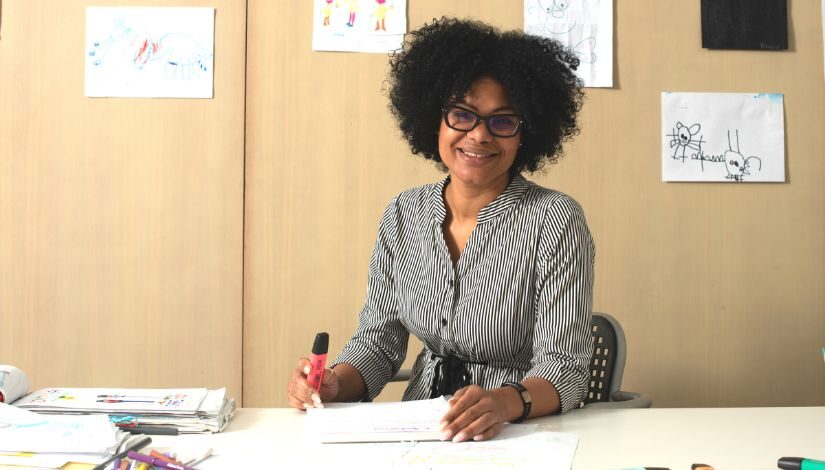 fotografia de mulher negra sentada em uma mesa