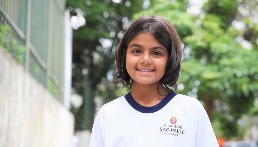 menina usando uniforme da prefeitura de são paulo