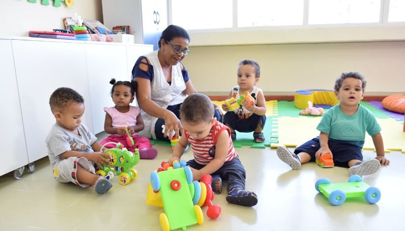 Foto Professores com bebês brincando