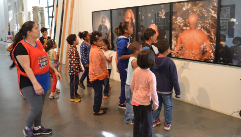 foto de crianças observando quadros no museu afro Brasil