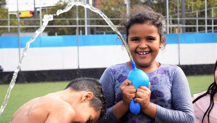 menino e menina brincando de com bexiga com água no Recreio Nas Férias 2023