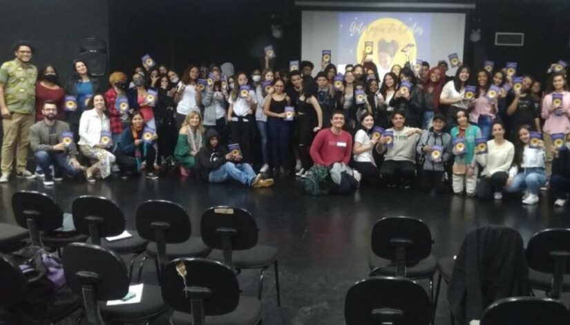 Foto de estudantes adolescentes posando com o livro Antologia de Contos em mãos