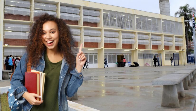 Estagiária na frente de uma escola