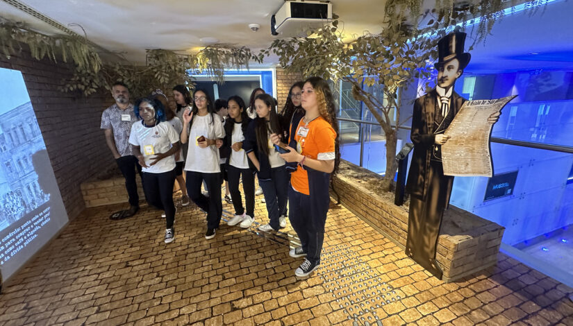 Grupo de estudantes caminham pelo Museu da Bolsa