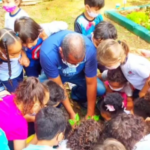 Luiz Henrique em atividade de jardinagem com crianças da EMEI Borba Gato